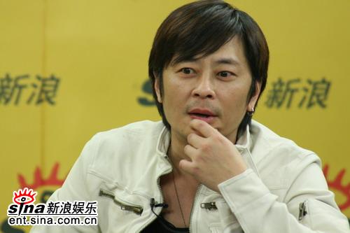 图文：王杰做客新浪聊新专辑-思考问题