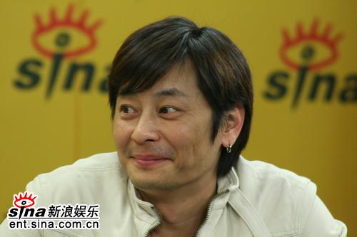 图文：王杰做客新浪聊新专辑-表情夸张