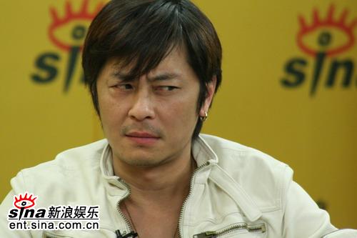 图文：王杰做客新浪聊新专辑-天王也搞怪