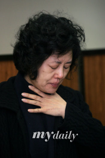 图文：韩星U-Nee家中自杀-U-Nee的母亲