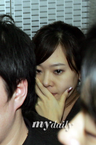 图文：韩国歌星U-Nee身亡－苏有珍流下眼泪