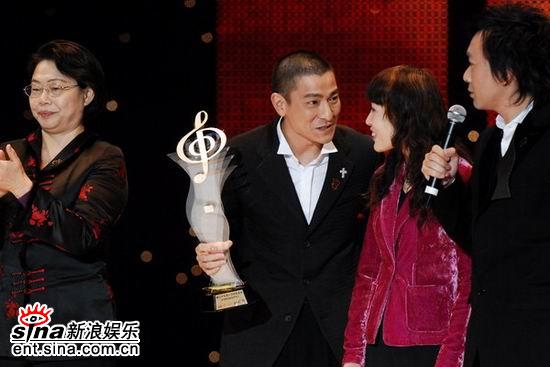 图文:刘德华获颁最受欢迎男歌手奖--上台领奖