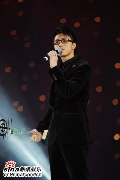 图文:张敬轩获颁年度最佳进步奖-框架眼镜造型