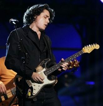 图文:John Mayer登台表演 激情演绎吉他SOLO