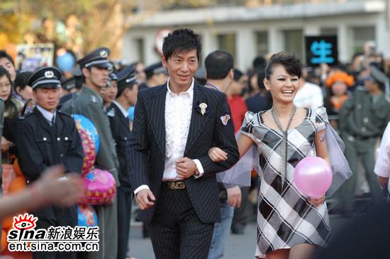 图文：戴军亮相红地毯黑西装风度翩翩挽女伴