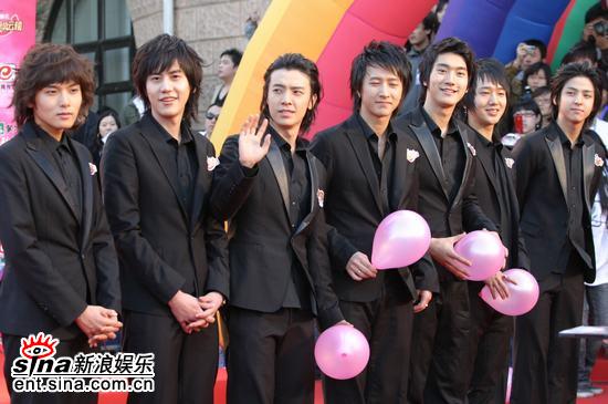 图文:Super Junior拍照 成员个个调皮捣蛋