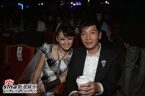 图文：新人王婧与老牌艺人戴军颁奖礼台下合影