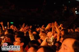 组图：传奇乐队音速青年北京首场演出完美收场