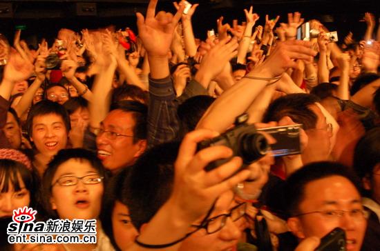 图文：音速青年乐队北京站演出-台下热情乐迷