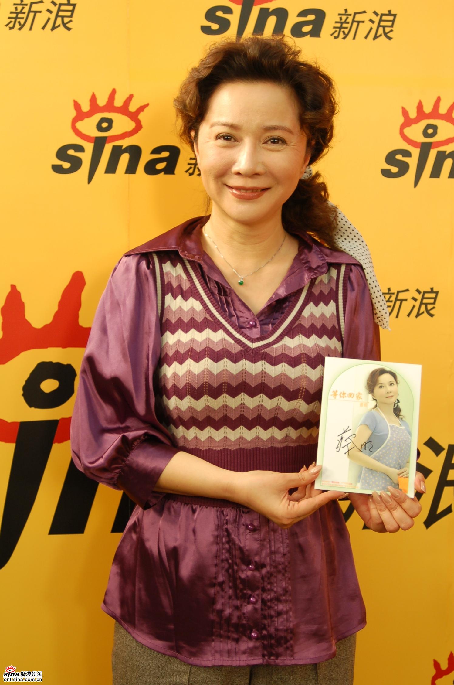 图文：蔡明做客新浪聊天室畅聊-手持唱片微笑