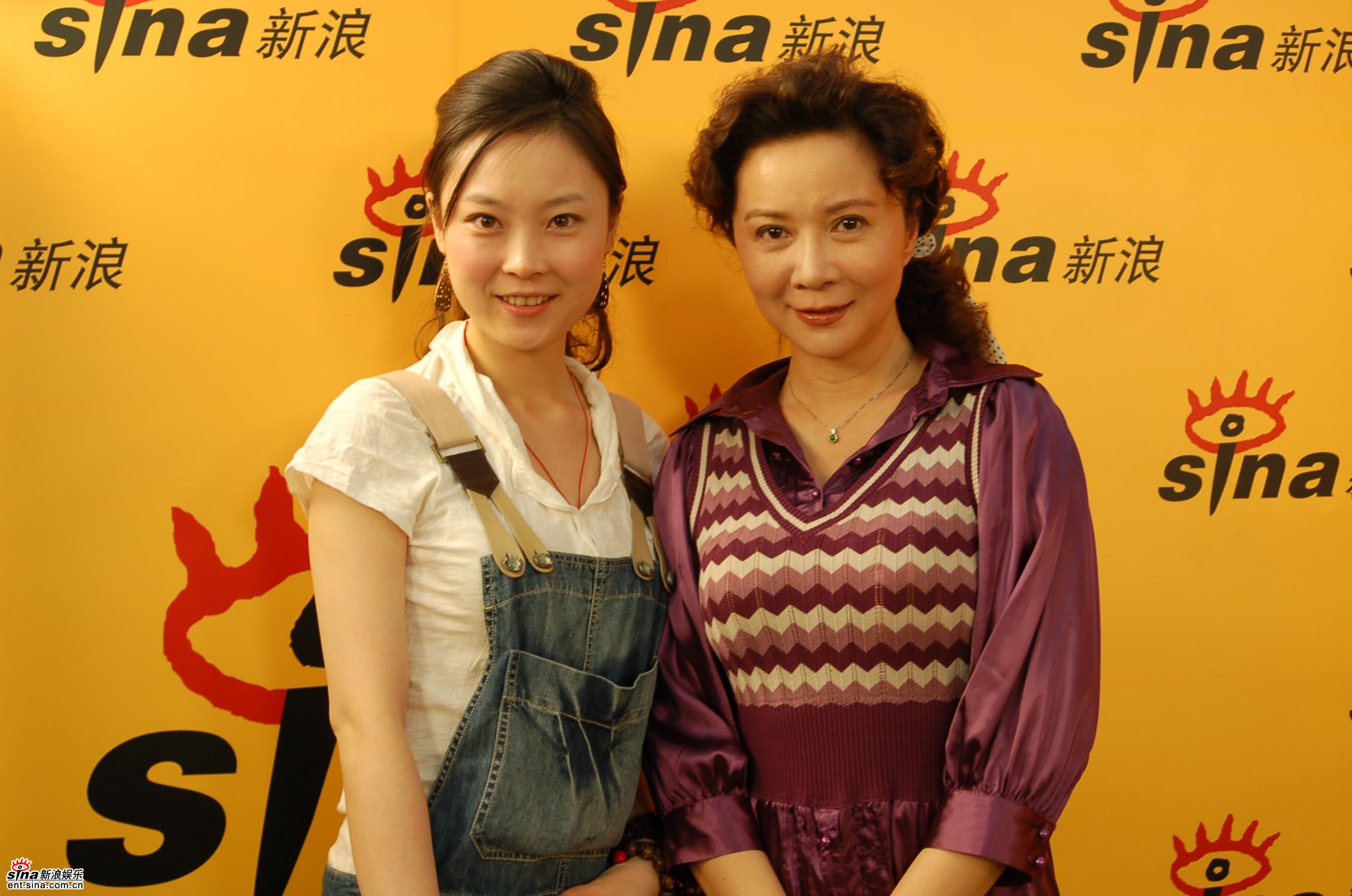 图文：蔡明做客新浪聊天室畅聊-蔡明和主持人