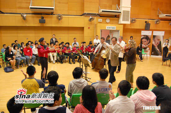 伦敦交响乐团香港造访智障儿童管弦乐队(组图)