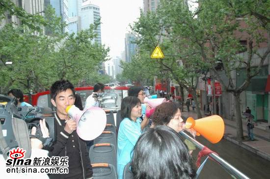 “任贤齐巴士”惊艳登场 雨中“爱”之旅【图】