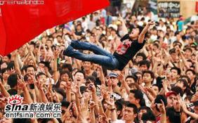 组图：迷笛音乐节第二天现场持续火爆气氛(2)