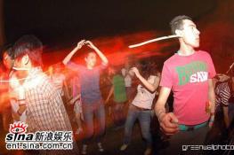 组图：迷笛音乐节第二天现场持续火爆气氛(2)