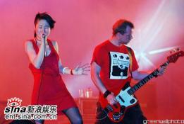 组图：迷笛音乐节第二天现场持续火爆气氛(2)
