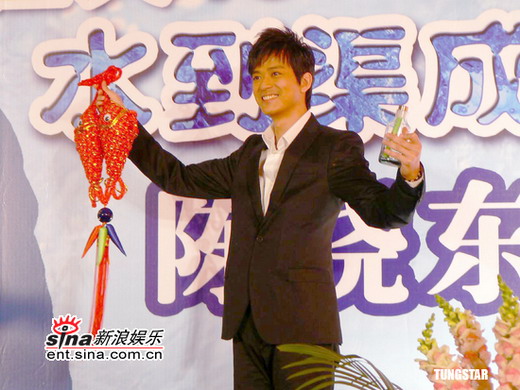 组图：陈晓东加盟橙天娱乐内裤外穿现场扮超人