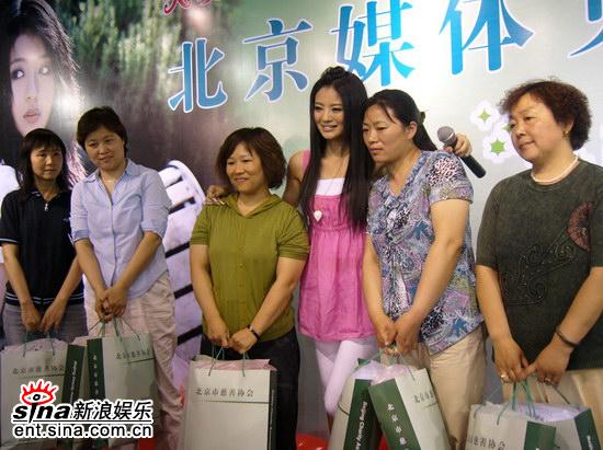 组图：安以轩母亲节发专辑称做临时妈妈不容易