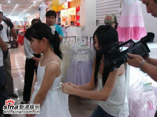 安以轩发行首张专辑体验做一天临时妈妈(组图)