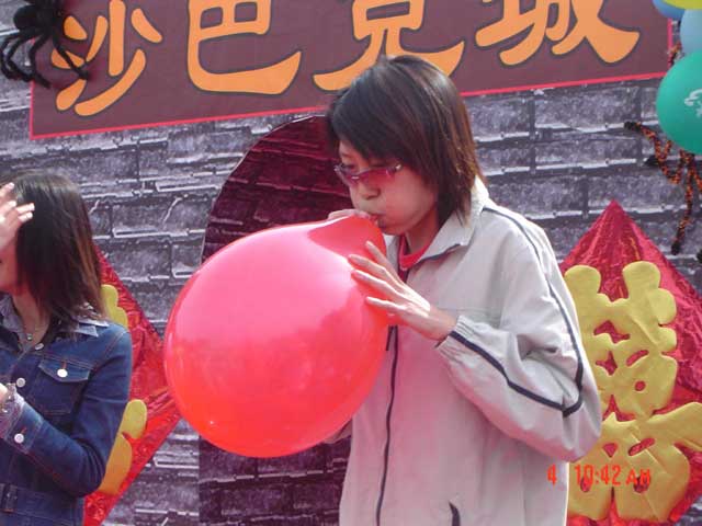 《传奇3》欢乐节吹气球比赛