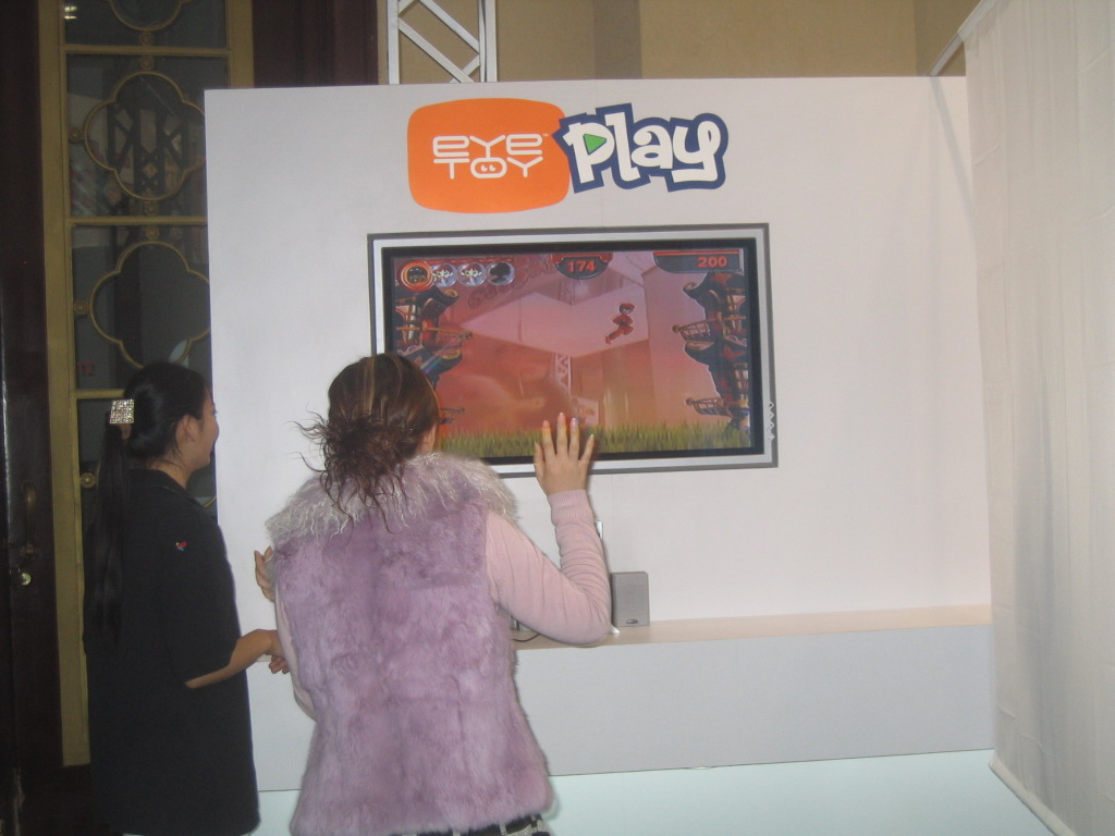 中文版PS2主机演示Eyetoy Play图(2)_游戏新闻