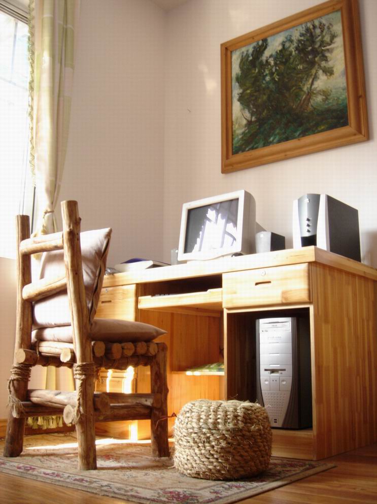 杉木电脑桌及自制木椅图片