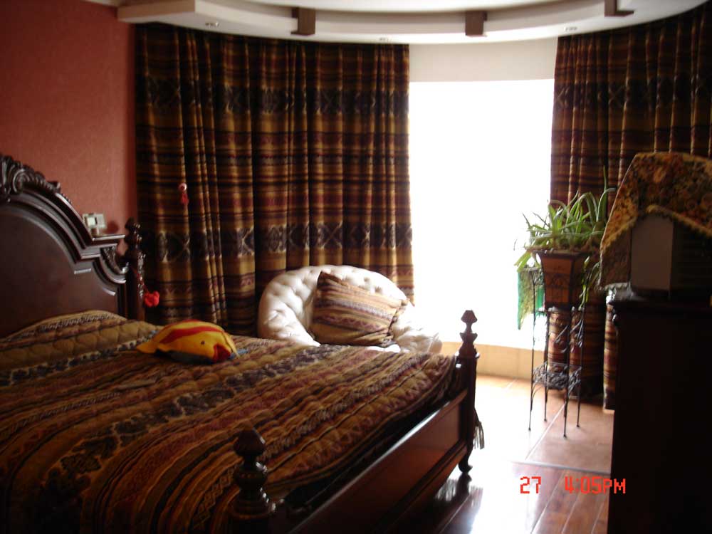 主卧室,窗帘及床罩总造价1800,白色沙发是以前