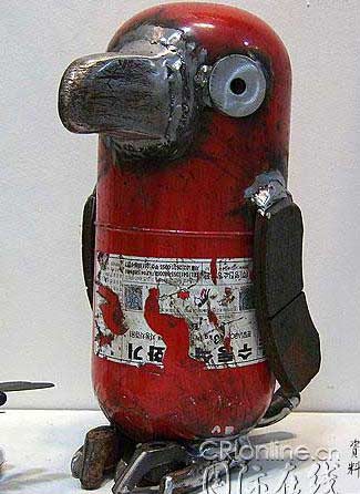 组图:废物利用 发挥余热--利用灭火器做的企鹅
