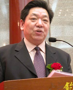 图为山东泰安市市长贾学英现场致辞