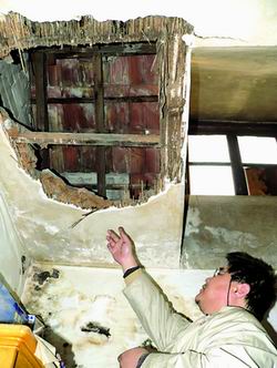 水管渗漏导致墙体发霉 平房屋顶坍塌开天窗(图