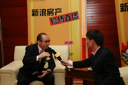 图文:潘石屹在地产盛典现场接受新浪房产专访