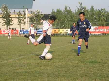 图文:北京品牌地产足球赛--野猪队队员传球