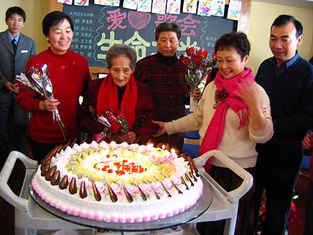 长寿老人在退休社区东方太阳城欢庆百岁华诞图