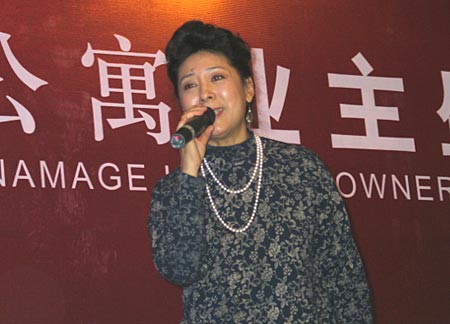 图为著名女中音歌唱家关牧村女士演唱