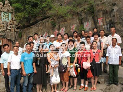 郑州清华园党支部组织党员参观旅游