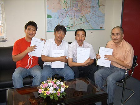 图为新浪团购网友签购房合同