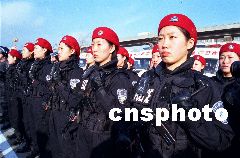 图文: 济南警察"开放" 女特警英姿勃发