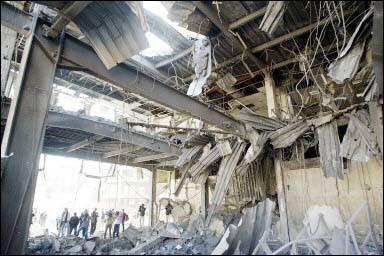 图文:记者们参观被炸毁的巴格达通信大楼