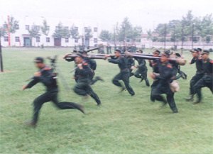 图片报道:武警8680部队开展体能训练