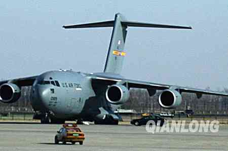 美c-17"环球霸王"巨型运输机在首都机场(图)