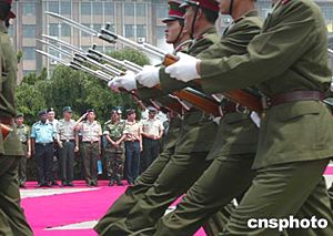 图文:外国驻华武官参观解放军机械化步兵学院