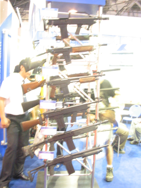 齐齐哈尔雄鹰警用器材公司生产的各种警用防暴霰弹枪