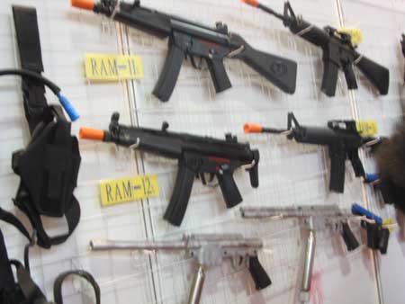 前卫匹特博公司展出的各种仿真彩弹枪