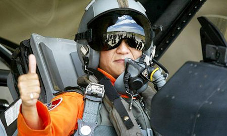 图文:台湾空军401联队的飞行员打出待发手势