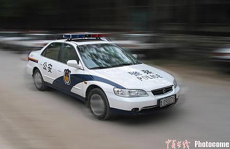 我国"2004式"警车和派出所外观标识启用(图)