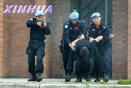 9月6日,上海特警将一名顽抗的"恐怖分子"擒获
