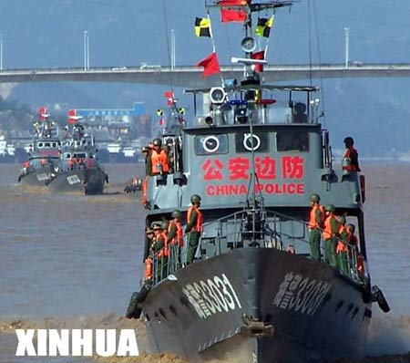 10月15日,浙江边防总队海警部队的船艇编队驶向指定海域,进行海上"