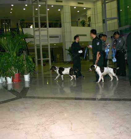 组图：珠海警犬大队4只搜爆犬进行安全检查(2)