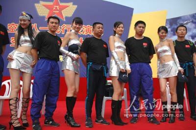 组图：珠海航展上的美女与英雄(二)