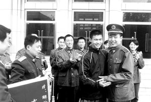 特写：一名军校学员与一名高中生的奇遇(附图)